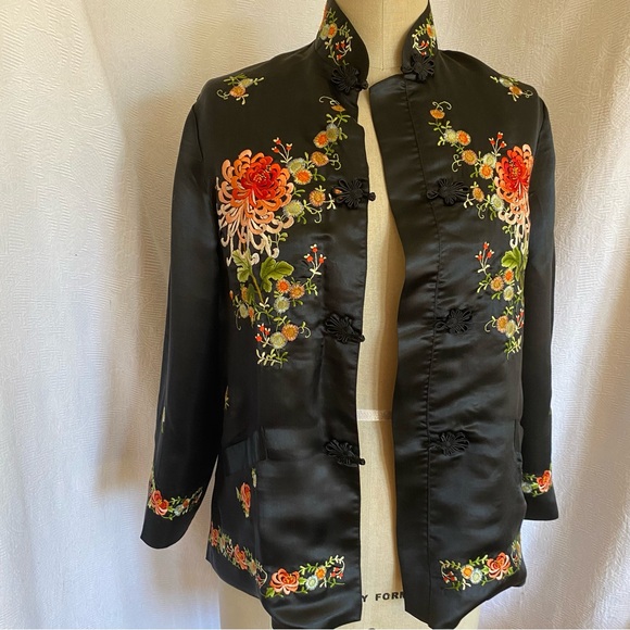 Vintage XS/S silk black heavily embroidered jacket. - Picture 8 of 9